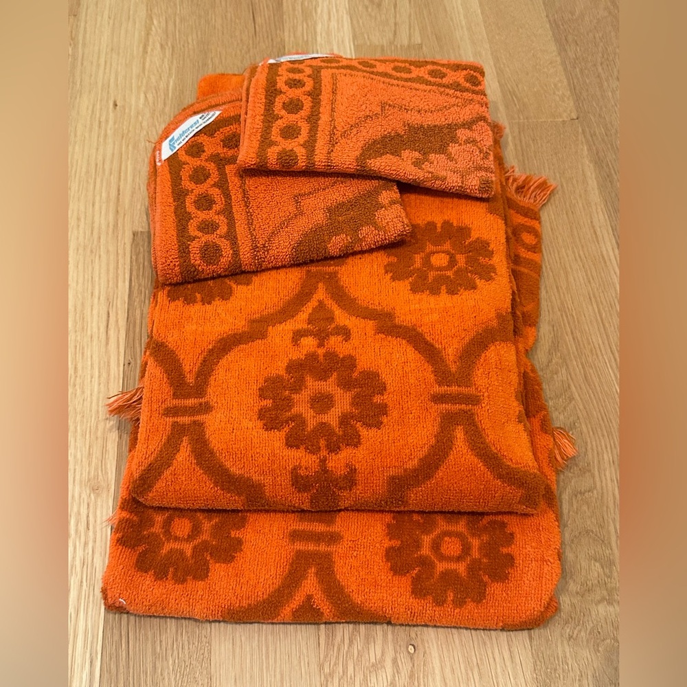 Fieldcrest Vintage Mod Bathtowel Set (4) Orange Retro  Midcentury Floral